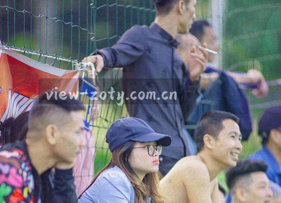 手机竖屏上的集锦卡片列表插画